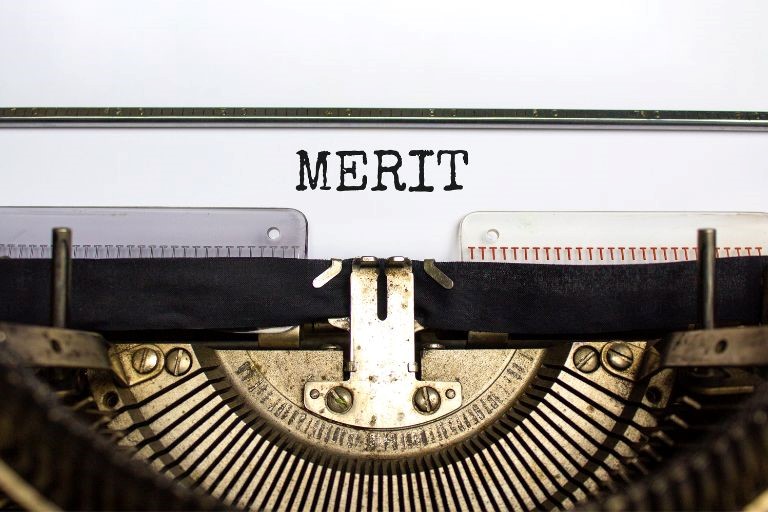歯車の付いた機械に「MERIT」の文字が書かれている画像