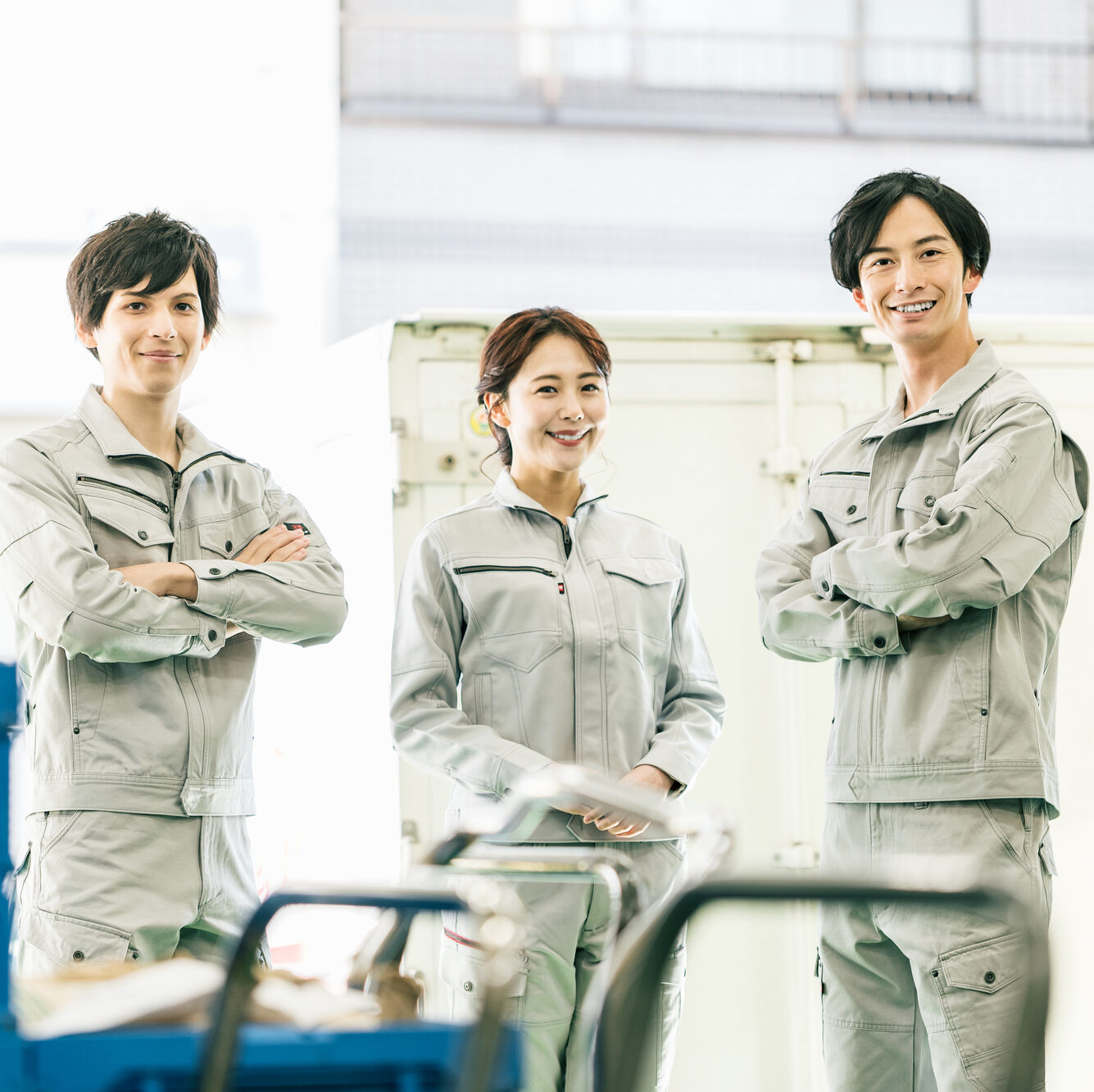 工場で働いているウイルテックの２０代の男性従業員と女性従業員たち