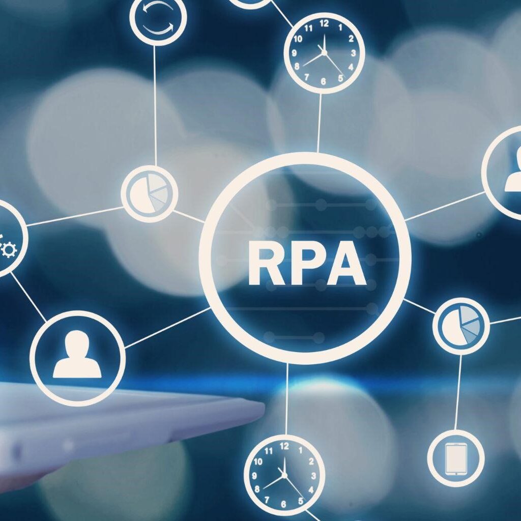 RPAエンジニアに将来性はある？必要なスキルからキャリアパスまでのイメージ画‐スマホを操作しているRPAエンジニアの男性とRPAの文字、人型、メールなどがネットワークで繋がっているイメージ図が写っている写真。