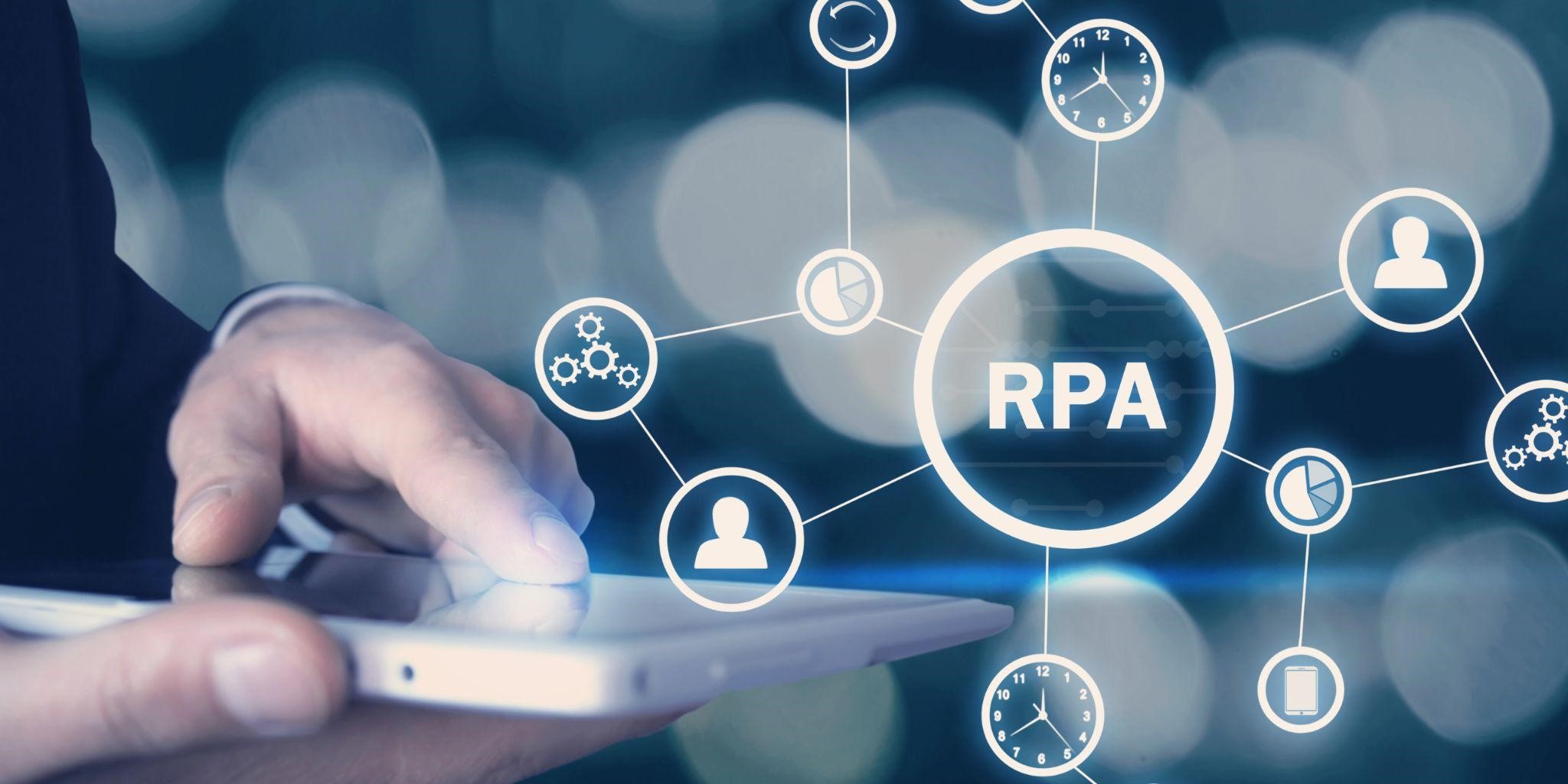 RPAエンジニアに将来性はある？必要なスキルからキャリアパスまでのイメージ画‐スマホを操作しているRPAエンジニアの男性とRPAの文字、人型、メールなどがネットワークで繋がっているイメージ図が写っている写真。