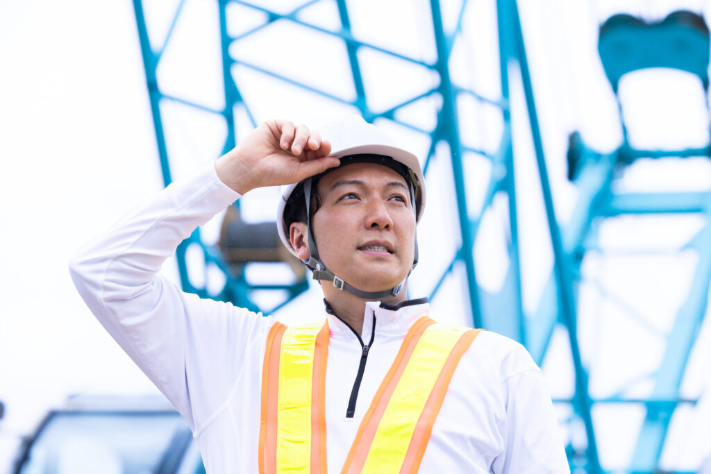 クレーン運転士に向いている人のイメージ画像‐建設現場でクレーン運転士として働いている男性