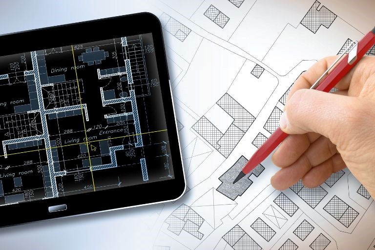 「そもそもCADオペレーターとは？」のイメージ画像‐図面とiPadに映し出された図面を確認している